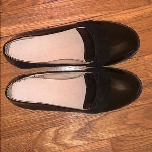 Lacquer loafers with cutie bow